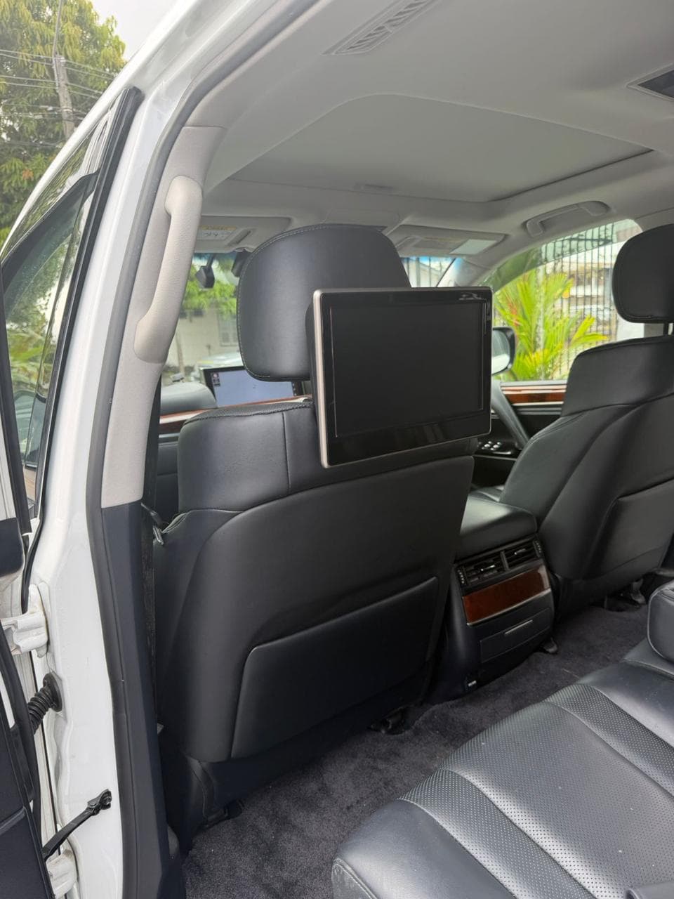 Lexus LX 570 - thumbnail 6