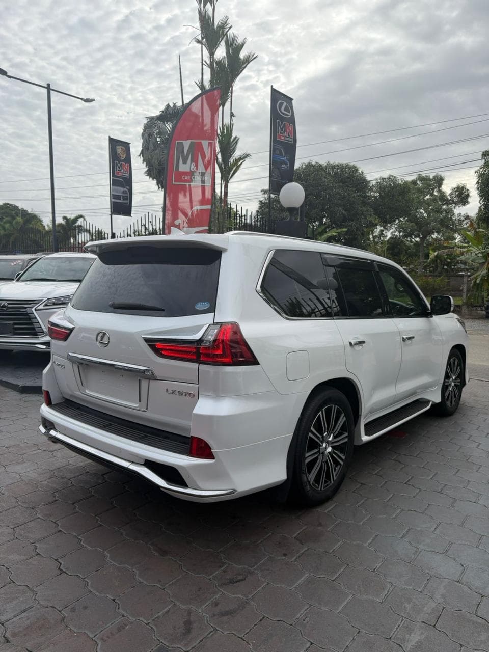 Lexus LX 570 - thumbnail 4