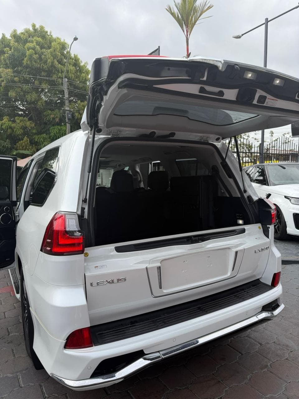 Lexus LX 570 - thumbnail 5