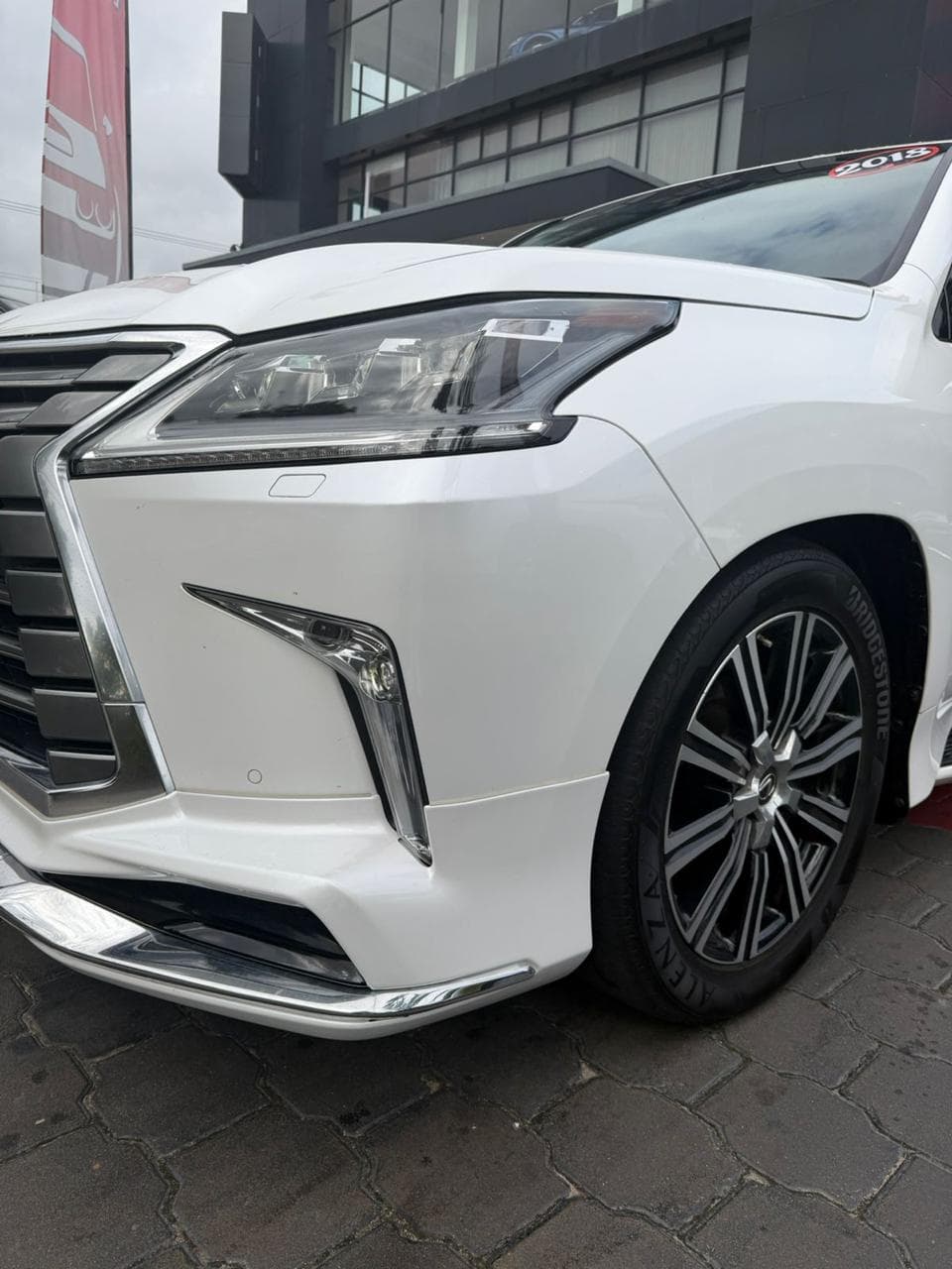 Lexus LX 570 - thumbnail 2