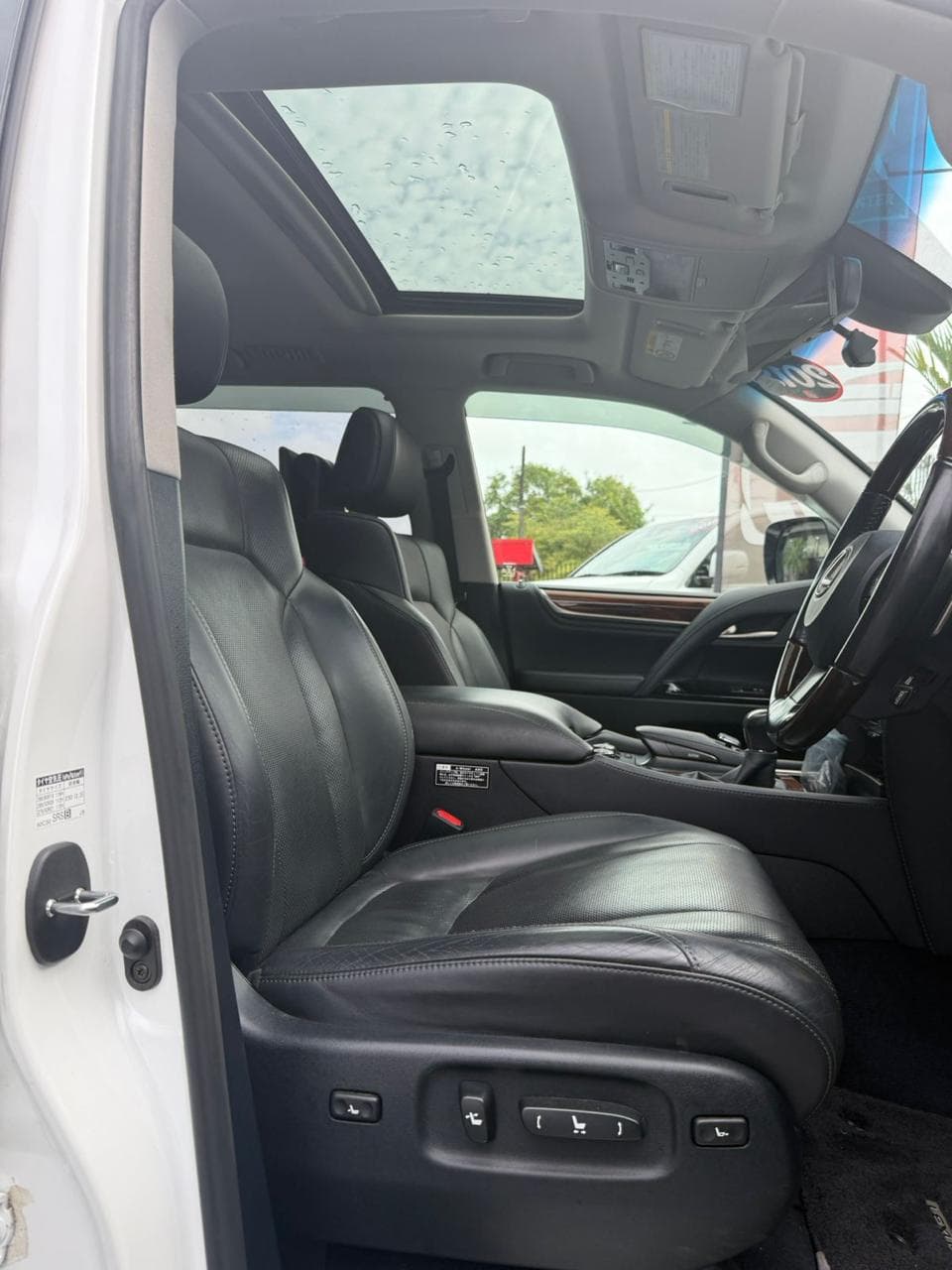 Lexus LX 570 - thumbnail 8