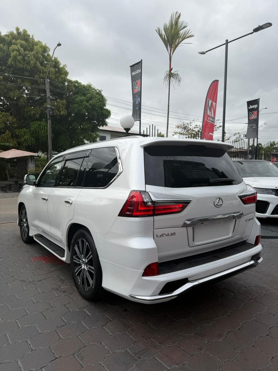 Lexus LX 570 - thumbnail 9
